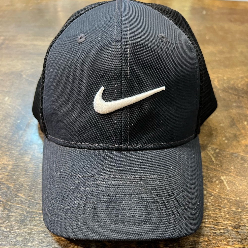 Nike Mesh Back Hat (Size M/L)